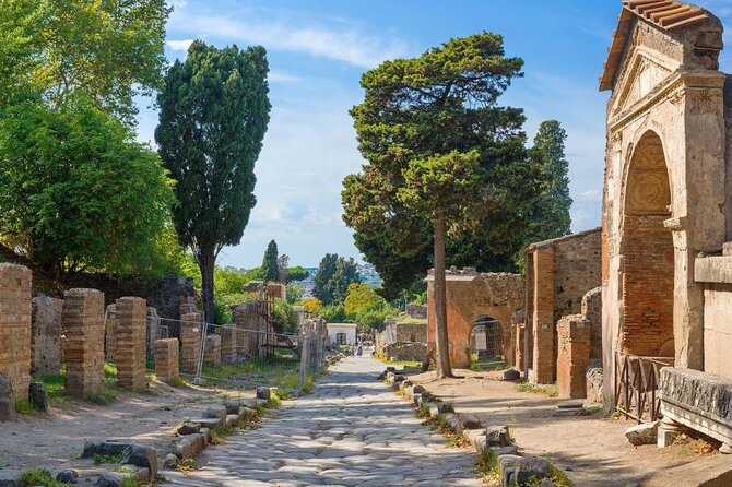 Pompeii & Naples Tour from Rome by Train, Includes Lunch - The Pompeii Lunch: Authentic Pizza in a Historic Setting